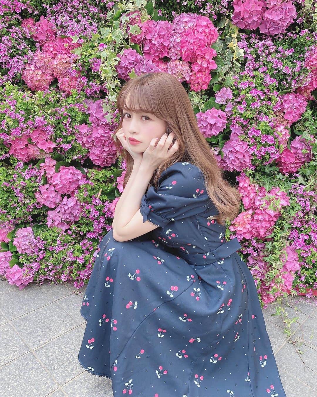 のインスタグラム：「cherry🍒❤︎ . とっても可愛いチェリードットの ワンピースを着てお花屋さんに💐 . 可愛いお花を買って少しでもおうち時間の 気分を華やかにね💕 . . op @lodispotto_official 👗 . . もちろん写真の一瞬以外は マスク😷してますよ💫 . . . . #ロディスポット#LODISPOTTO#ロディチェリー#チェリー#さくらんぼ#ドット#ネイビーカラー#ドットワンピース#ニコライバーグマン#ニコライバーグマンカフェ#おうち時間 #nicolaibergmann#nicolaibergmannnomu」