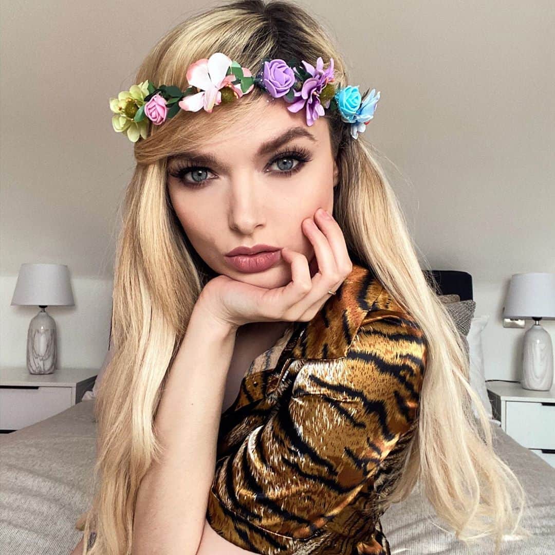 のインスタグラム：「Feeling cute, might feed my bf to the tigers later idk... 🐅 (Sorry J)  Dress: @missguided  Flower Crown: @amazon Brows: @benefitcosmeticsuk brow styler  Lashes: @ardellbeauty_uk wispies Lipstick: @nudestix magnetic matte lip colour - rose  #mypaleskinblog #tigerking #didshedoitthough #sardineoil #somanyquestions」