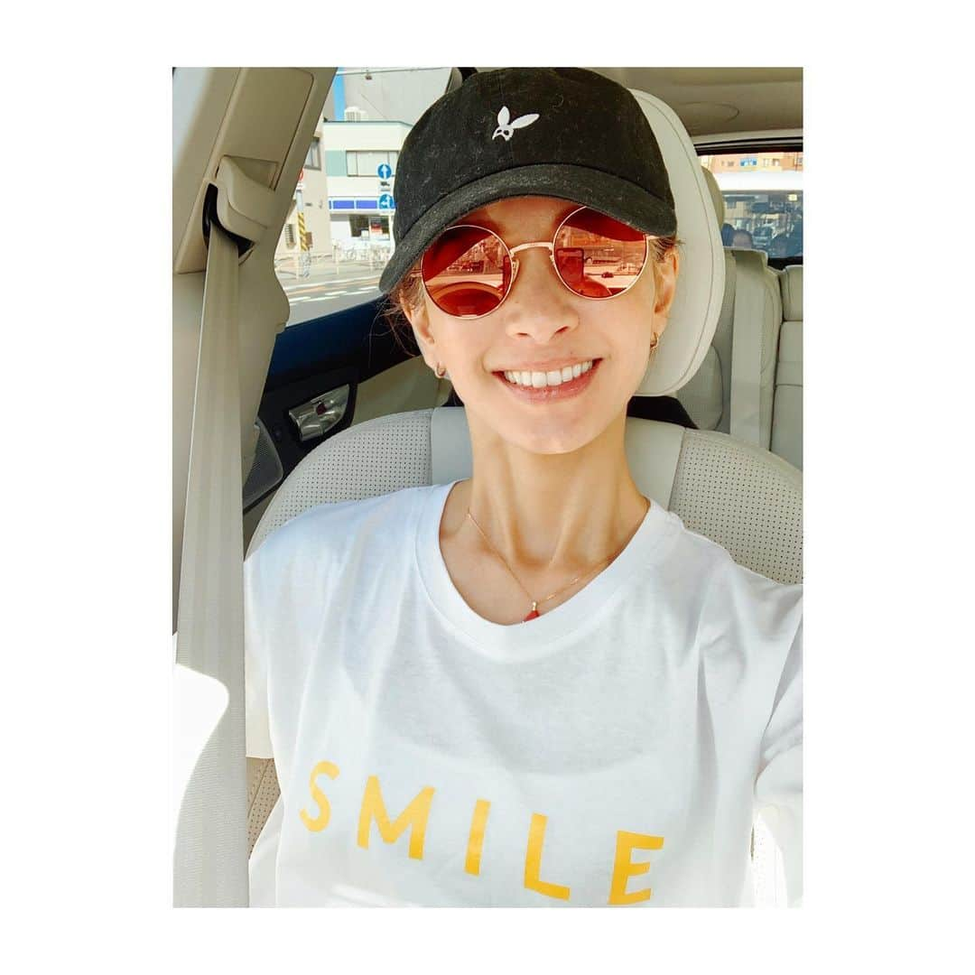 稲沢朋子さんのインスタグラム写真 - (稲沢朋子Instagram)「SMILE☺️ Tシャツを着て気分上げて買出しへ🚙 📷スーパー前で荷積み完了〜さて帰路に着きます！ 🍅を沢山買ったよ☺️ トマトソース作ってチキンを煮込んだり サルサに分けたりと使える万能ソースを作るぞ💪 #SMILE #Tシャツ #オットダム　#パサージュドゥストックマン  #キャップにニットカーディガンの毛が🤣 #ポジティブ　に過ごせるように☺️」4月19日 21時46分 - ina_tomo