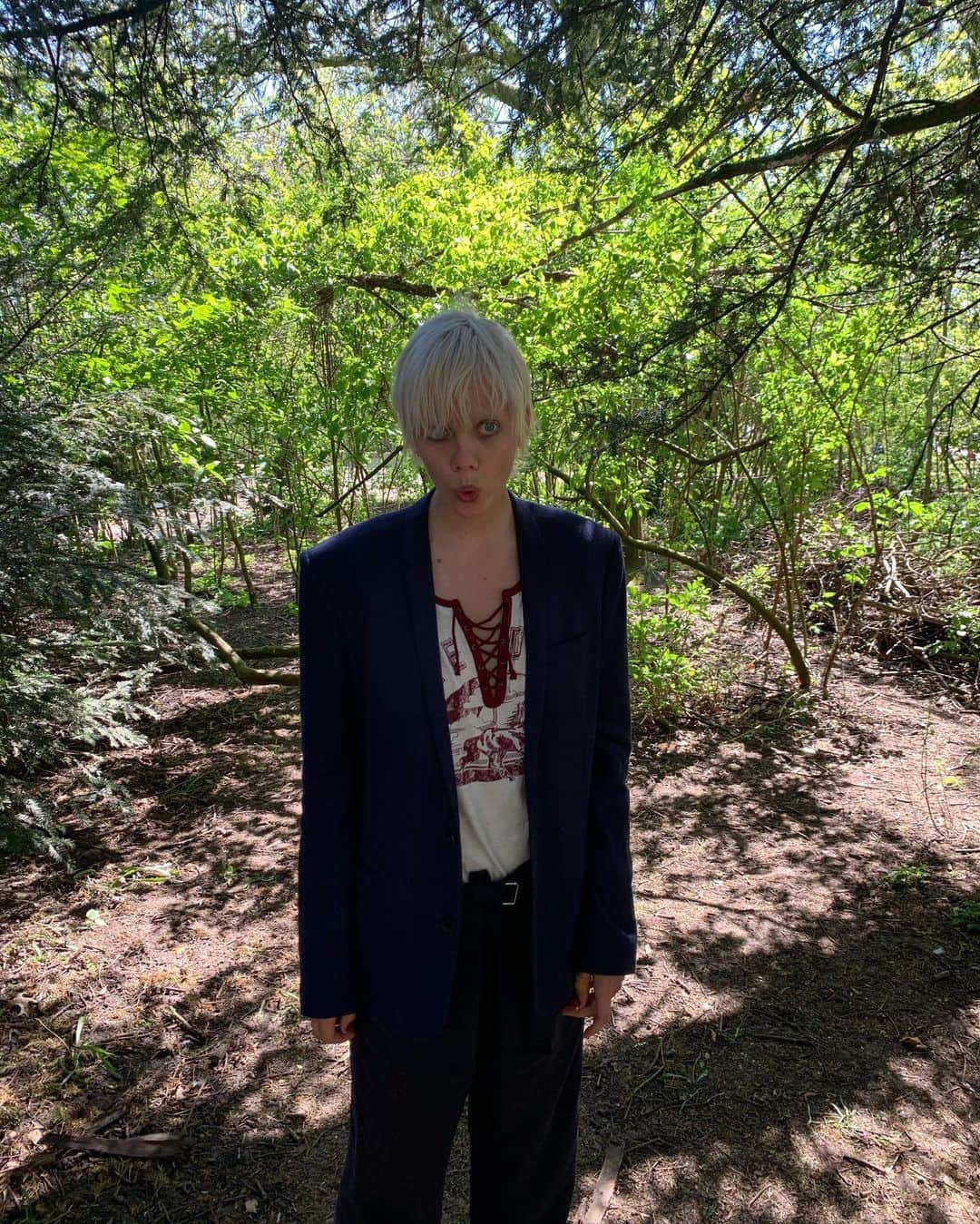 マリヤン・ジョンクマンのインスタグラム：「Weirdo + nature 🌼」