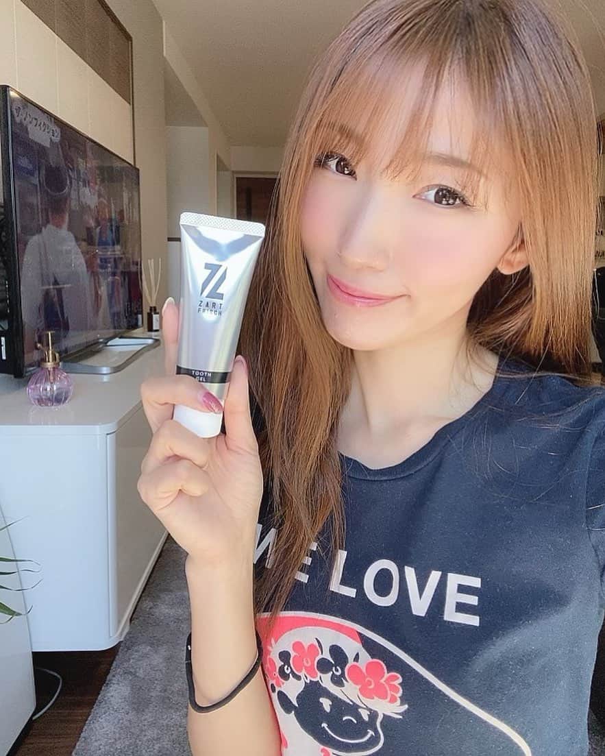美波千夏さんのインスタグラム写真 - (美波千夏Instagram)「. みなさんは歯磨き粉にこだわってますか？ ZART FRISCHという歯磨きジェルを使ってみたよ✨ いつも歯磨き粉だったからジェルは新感覚！ 泡立たないんだけど、磨きあがりはスッキリ🥺不思議！ 天然由来成分のみ使っているのがオススメポイント！ 毎日口に入れるものだからこだわりたいですよね✨ . . . #歯磨き粉 #歯磨きジェル」4月19日 21時56分 - chinatsu_minami