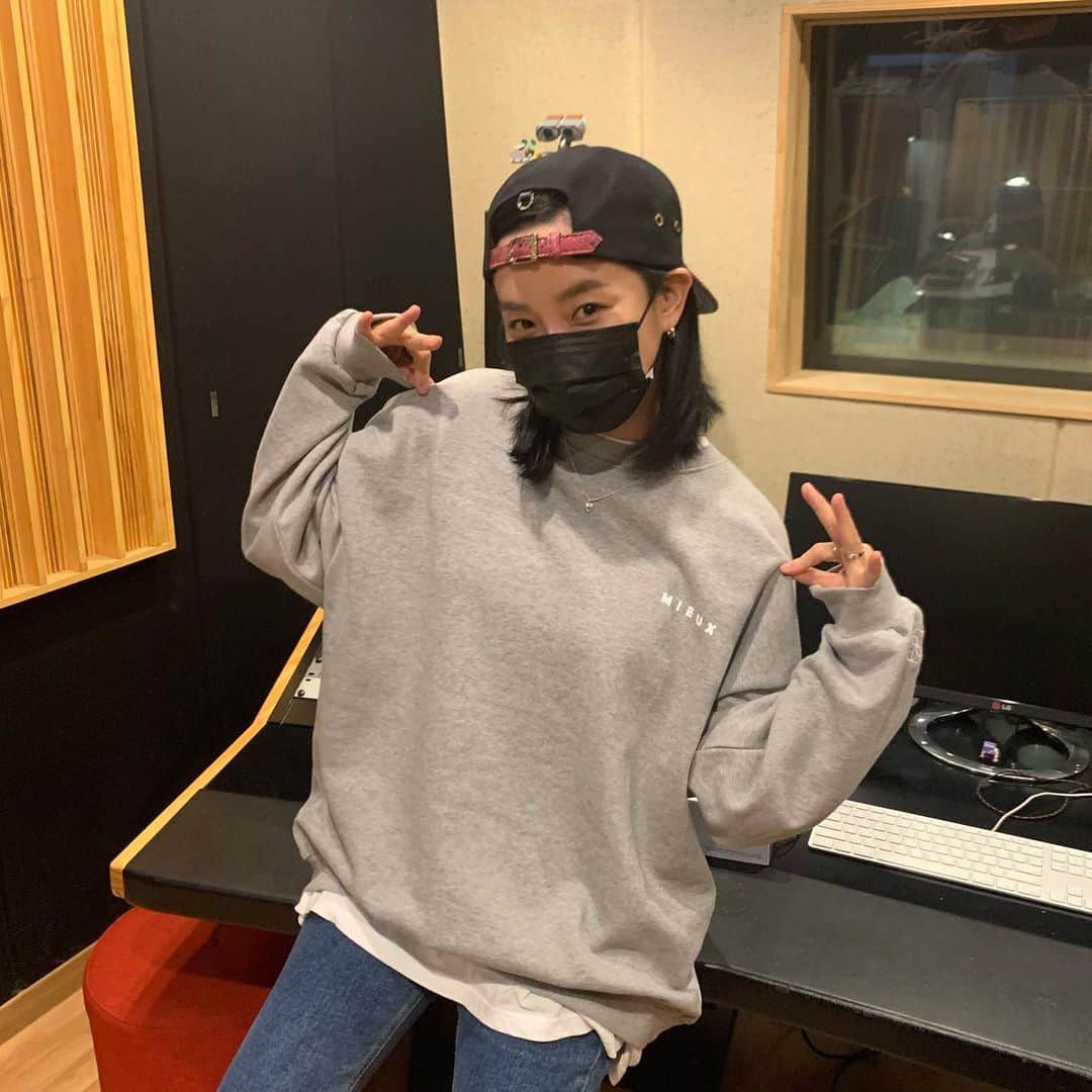 キム・ボヒョンのインスタグラム：「런칭 축하해 얘들아 !!!!🤍@mieux.us 🍾🎂😍」