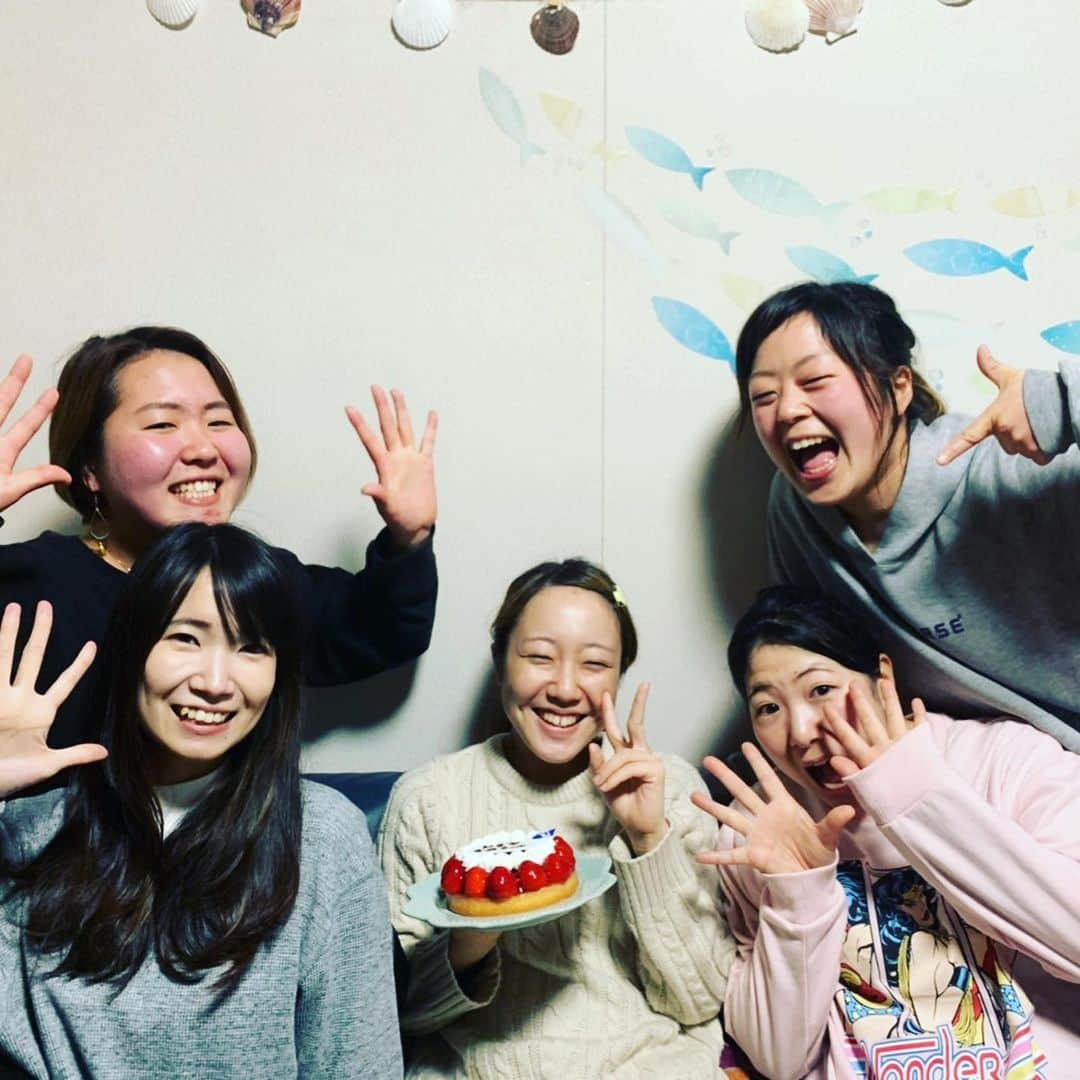 根岸えまのインスタグラム：「さいきんの#おうち時間。﻿ ﻿ 毎晩みんなリビングに集まって、﻿ 誰かがごはんをつくりはじめ、﻿ みんなで乾杯。﻿ ﻿ ごはんが終わると﻿ みんなで #のがちゃんダンス あとはそれぞれの世界へ。﻿ ﻿ シェアハウス５年目にして こんなにみんなが 毎晩集まることなかったから うれしたのし♡﻿ ﻿ 今日は ３月に神奈川から 移住してきた﻿ 清水屋五女ヒロナの誕生日でした♡﻿ 22歳おめちゃん♡﻿ ﻿ #シェアハウス清水屋 #毎日たのしい  #ちいさなしあわせ﻿ #からくわ #karakuwa  #気仙沼 #kesennuma﻿ #penturn  #半島移住 #移住style #ペンターン女子の日常」