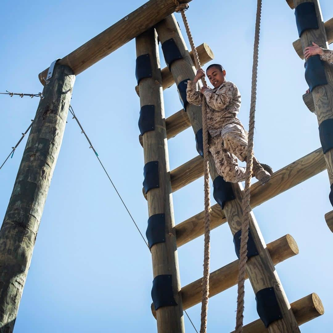 アメリカ海兵隊さんのインスタグラム写真 - (アメリカ海兵隊Instagram)「Don’t Look Down  A recruit with Lima Company, 3rd Recruit Training Battalion, overcomes an obstacle during the confidence course at @mcrdsd. Recruits conduct physical training on a daily basis to stay conditioned for the various events they will encounter. (U.S. Marine Corps photo by Lance Cpl. Zachary T. Beatty)  #USMC #Marines #Military #BootCamp」4月19日 22時00分 - marines