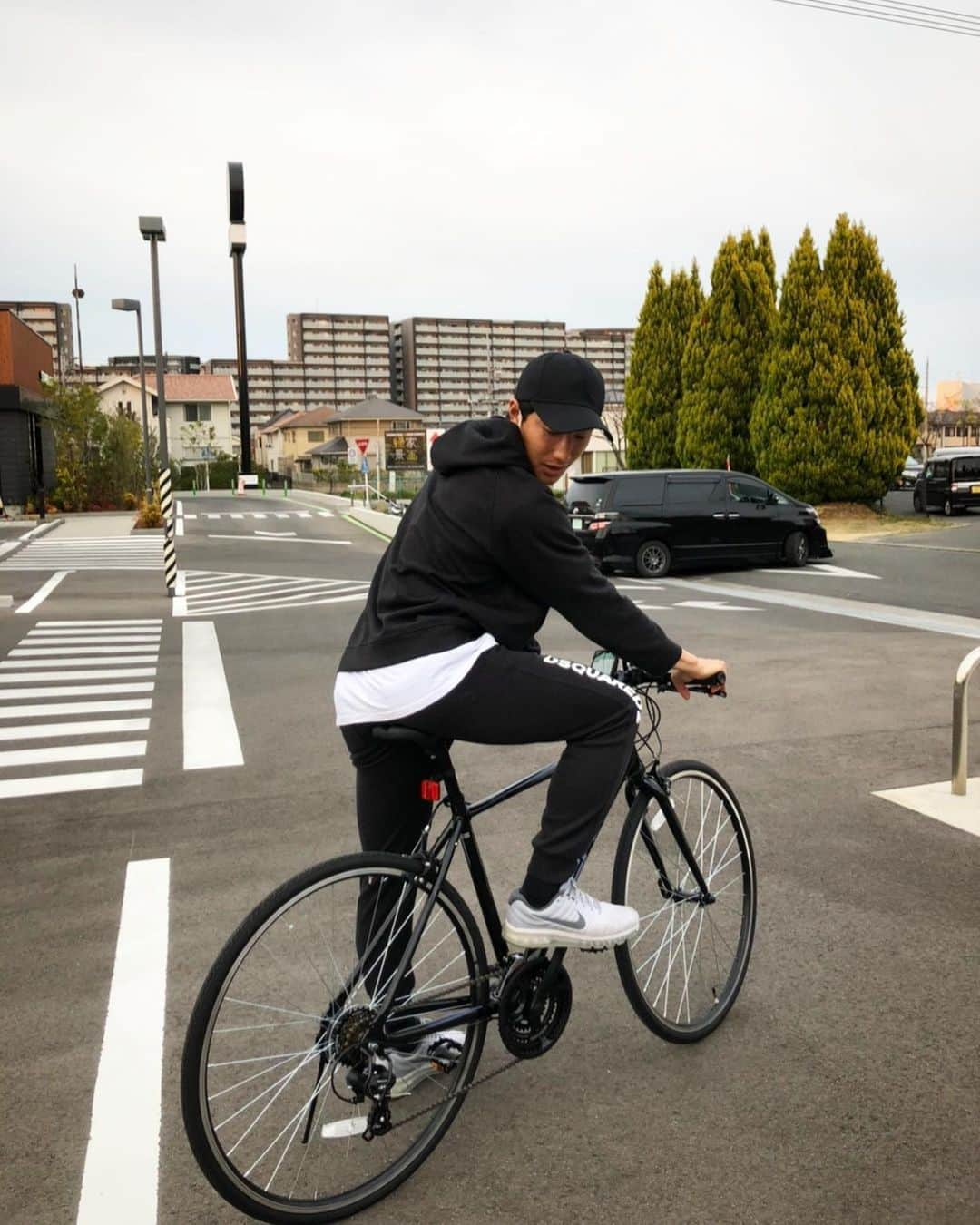 チョ・ヨンチョルのインスタグラム：「태어나서 처음으로 자전거 한대 뽑아봤습니다🚴🏻‍♂️ 제발 오래 많이 타자....ㅋㅋ . . . 生まれて初めて自転車を買って見ました！長く沢山のれるように。。がんばります。笑🙏🏻😁」