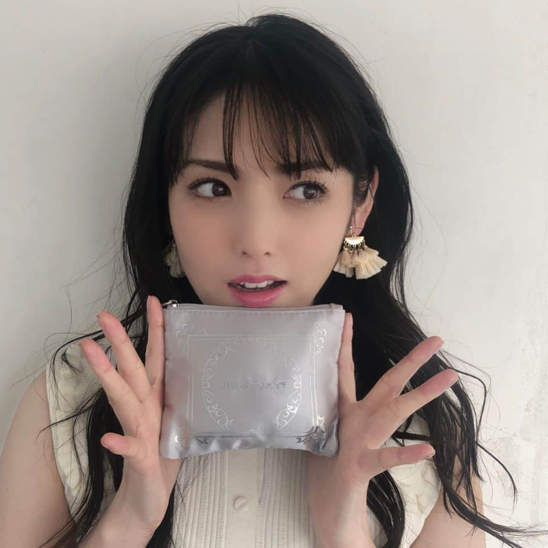 美人百花さんのインスタグラム写真 - (美人百花Instagram)「道重さゆみちゃんが持っているのは、 付録のジルスチュアート・マルチコスメポーチ✨おかげさまで大好評❣️ リッチさと使いやすさを合わせ持つこのコスメポーチはレディが持つに相応しい逸品です💕 ・ さゆちゃんもとても気に入ってくれてます🥰美人百花を自分で買って、付録を使ってくれてるそうです🥺💕 ・ 付録withさゆちゃんがあまりにも可愛かったのでpicを多めにアップしました🥰スクロールしてご覧下さい✨  これからも百花は気分が華やかになるようなインスタをアップしていきます💕おうち時間のちょっとした息抜きTimeに見に来てね♡編集H  #jillstuartbeauty#ジルスチュアートビューティー #道重さゆみ　さん#コスメポーチ　#stayhome #おうち時間#美人百花付#美人百花」4月19日 22時01分 - bijinhyakka