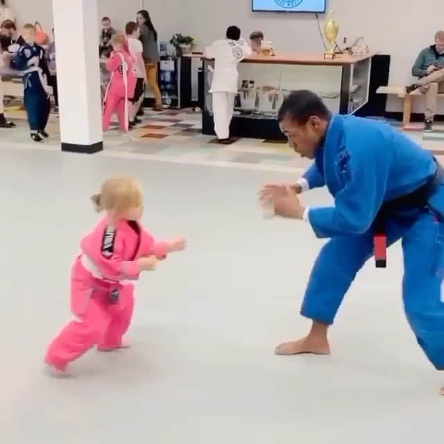 1.9m Fitness Inspirationのインスタグラム：「Caption this video for us! 😭」