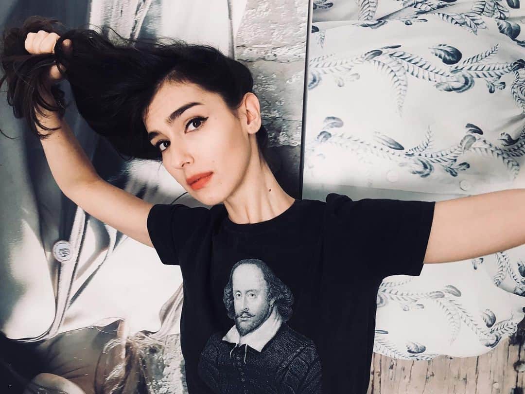 Stella Egittoのインスタグラム：「Ciao, io e zio Wil volevamo sapere... ..COME STATE ? . . . . . #diariodibordo #shakespeare  #mysweetquarantine」