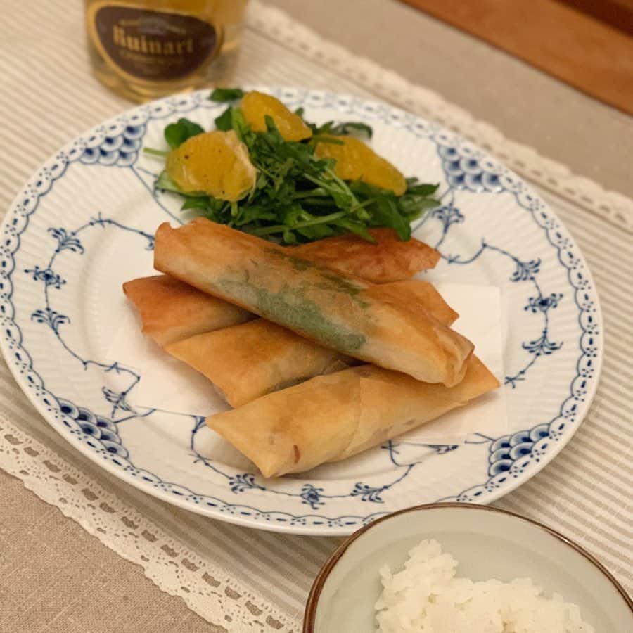 のインスタグラム：「※ Dinner at home✨ . 連日中華って聞いて私も食べたくなった日 春巻とスープ、そして八朔とクレソンのサラダを🥄 . 新じゃがと明太子のしそ春巻 中華春巻 の2種類にしました。 . 新じゃがの春巻、簡単なのに めちゃくちゃ美味しくて リピート決定だわ🥢 . . #器好きな人と繋がりたい #料理好きな人と繋がりたい #お料理好きな人と繋がりたい #springrolls #春巻 #クレソン #cresson #おうちご飯 #おうち時間 #stayhome」