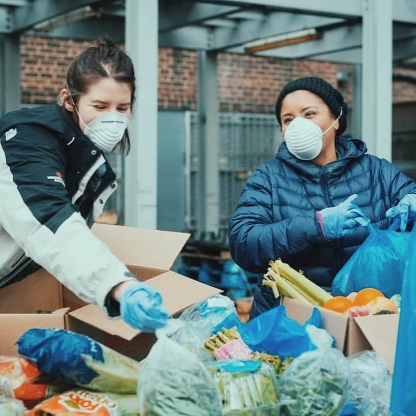 イリーナ・シェイクさんのインスタグラム写真 - (イリーナ・シェイクInstagram)「Since you’ve all started donating, we’re now at 77k meals provided for NYC families and children in need! Last week alone was another 10k through the amazing work of @FoodBank4NYC.. thank you💙 Lets keep it going.. #LinkInBio #WeAreForNYC」4月19日 22時14分 - irinashayk