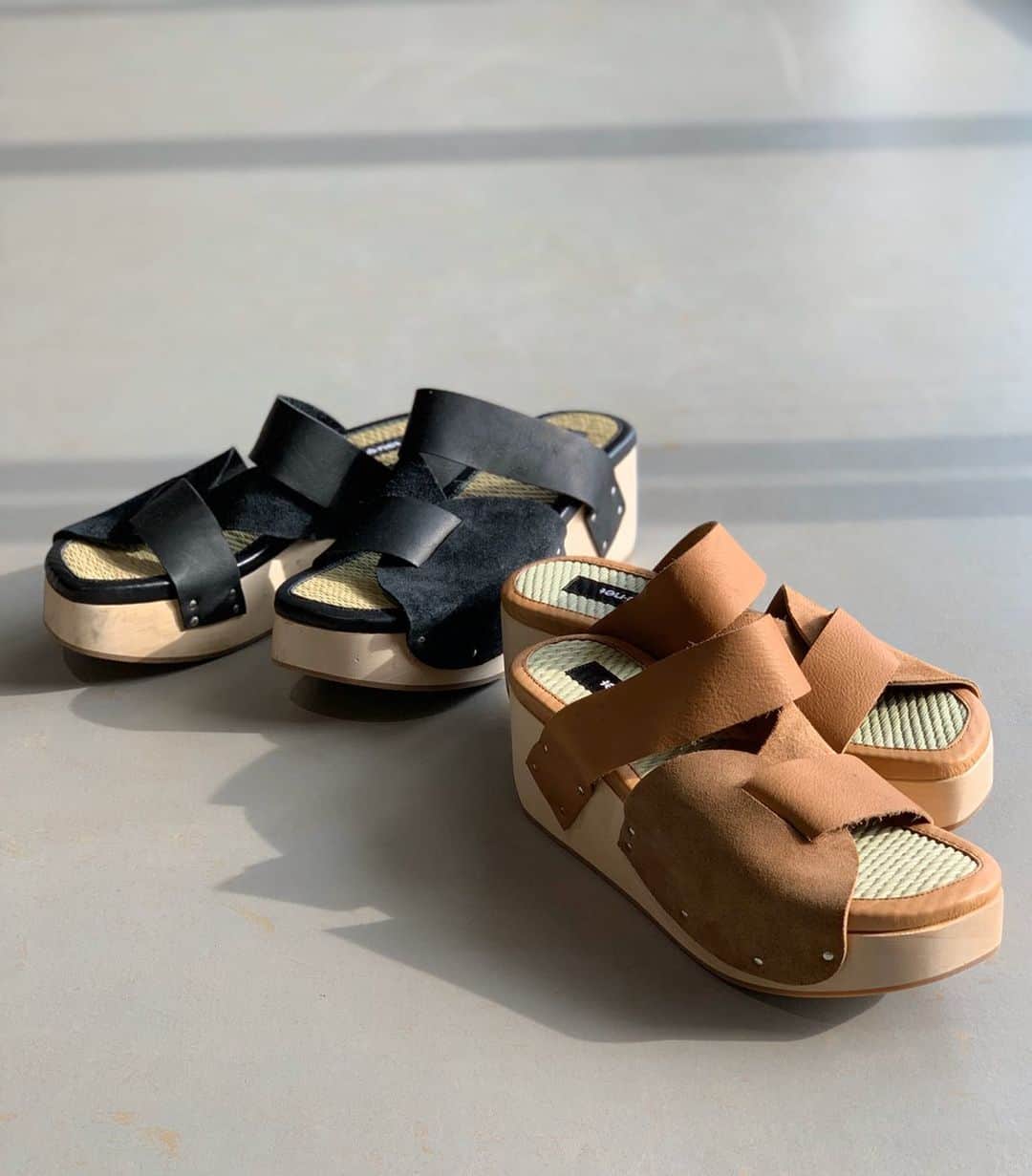 ネ・ネットのインスタグラム：「【 tatamisan ¥28,000+tax 】  畳のシートをインソールにしたサボサンダル。 レザー・畳・木という異素材の意外な組み合わせが、コーディネートにアクセントを加えます。 カラーはキャメルとブラックの2色展開です。  #ネネット #nenet #新作 #new #spring #summer #2020 #collection #fashion #tokyo #japan #大人カジュアル #大人ネネット #otona_nenet #サンダル #畳」