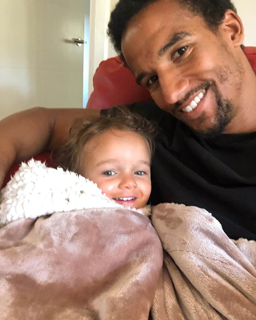 スコット・シンクレアのインスタグラム：「Mornings with cuddles and Peppa Pig!」