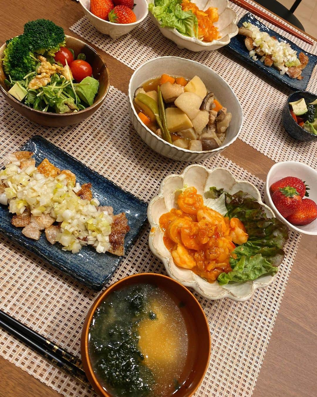 高城亜樹さんのインスタグラム写真 - (高城亜樹Instagram)「▽ 食べたいおかずを詰め込んだご飯🍚 . . ＊ポークソテーネギ塩タレ ＊エビチリ ＊筍と鶏肉の煮物 ＊サラダ ＊イチゴ ＊あおさと豆腐味噌汁 . . 初めて！！ 筍を自分で下処理からして食べました😋 今までは八百屋さんがアク抜きしてくれてたのを買っていたけど、時間があるので初めてのことにもチャレンジ✊ . 渋みもなく 美味しい筍食べられました😋. . . ポークソテーのタレは 長ネギをみじん切りにして 塩とごま油と一緒に和えて出来上がり😆 . エビチリの味付けはとっても簡単に スイートチリソースとケチャップを同量混ぜてお手軽に！ . 時短に美味しいご飯でした👏 . #あきないご飯 #おうちごはん #お家ご飯 #エビチリ #筍 #ネギ大好き #時短メニュー #今日も一日お疲れ様でした #stayhome」4月19日 22時30分 - akiii_takajo