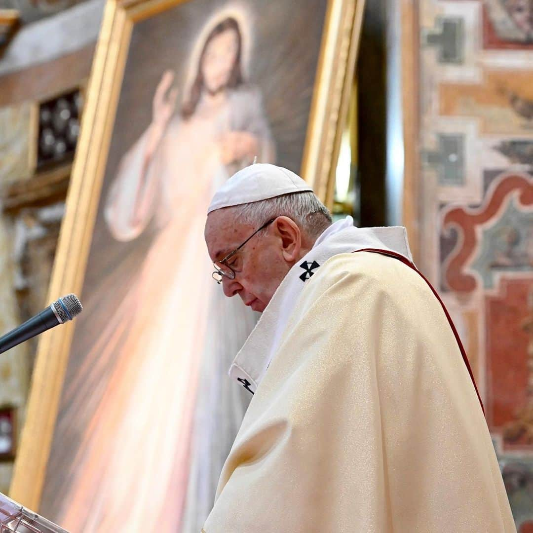 フランシスコ（ローマ教皇）さんのインスタグラム写真 - (フランシスコ（ローマ教皇）Instagram)「EN: The Lord waits for us to offer him our failings so that he can help us experience his mercy. #DivineMercySunday  PT: O Senhor espera que Lhe levemos as nossas misérias, para nos fazer descobrir a sua misericórdia. #DomingodaDivinaMisericórdia  ES: El Señor espera que le presentemos nuestras miserias, para hacernos descubrir su misericordia. #DomingodelaDivinaMisericordia  IT: Il Signore attende che gli portiamo le nostre miserie, per farci scoprire la sua misericordia. #DomenicadellaMisericordia  FR: Le Seigneur attend que nous lui apportions nos misères, pour nous faire découvrir sa miséricorde. #DimancheDeLaMiséricordeDivine  DE: Der Herr wartet darauf, dass wir ihm unser Elend bringen, damit er uns seine Barmherzigkeit zeigen kann. #SonntagderGöttlichenBarmherzigkeit  PL: Pan oczekuje, abyśmy zanieśli nasze nędze i by mógł nam okazać swoje miłosierdzie. #NiedzielaMiłosierdziaBożego」4月19日 22時42分 - franciscus