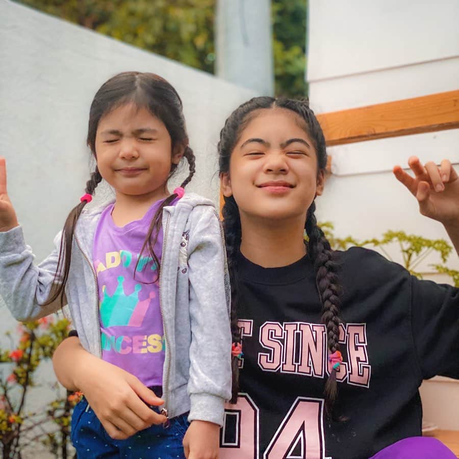 Niana Guerreroのインスタグラム：「interlaced together 🤞🏼❤️ #braids #stayhome #siblinggoals」