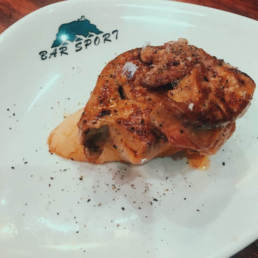 Yu-kiのインスタグラム：「去年行ったサンセバスチャンのおススメbar🙌🏻写真の順番通り 🔸BAR SPORT 🔹GANDARIAS 🔸LA VINA 🔹LA CUCHARA DE SAN  TERMO 🔸ATARI 🔹MESON PORTALETAS ロンドンに住んでる日本人の方が作ったサンセバスチャン のガイドブック的なのがあって、それを参考にピックアップして行ってきたから間違いないBarだと思う🇪🇸 フォアグラも頰肉も柔らかくて絶品 だったけど、1番はもちろんチーズケーキ👏🏻白ワインと合うあのチーズケーキをまた食べに行きたい🤤#sansebastian#spain」