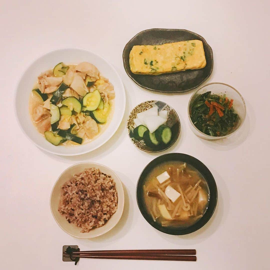 森由月さんのインスタグラム写真 - (森由月Instagram)「・ 今夜のお献立 *鶏肉とズッキーニの酢味噌炒め *ネギ入り卵焼き *ほうれん草と人参のおひたし *かぶとキュウリの塩漬け *味えのきと豆腐のお味噌汁 *玄米黒米ごはん ・ こないだ炊き込みご飯にしたホタルイカを買ったときに付いてた酢味噌、捨てるのはもったいないし、そのまま何かに和えるってのもいまいちピンと来なくて、どうしたもんかと考えた結果のこれ。 酢味噌と少しのお醤油だけで味が決まって大成功でした〜！ 初めて作ったものが成功するの、すごく嬉しい。 ＊ ＊ ＊ #晩ご飯 #夕飯 #おゆうはん #晩ごはん #お味噌汁 #みそ汁  #ゆうはん #おうちごはん #料理 #自炊 #料理好きな人と繋がりたい #おうちごはんlover #和食 #和食献立 #献立 #食事 #玄米 #卵焼き #だし巻き卵 #酢味噌  #dinner #meal #japanesefood #cooking #cuisine #instafood #misosoup #foodstagram #homecooking #brownrice」4月19日 22時41分 - mori_yutsuki