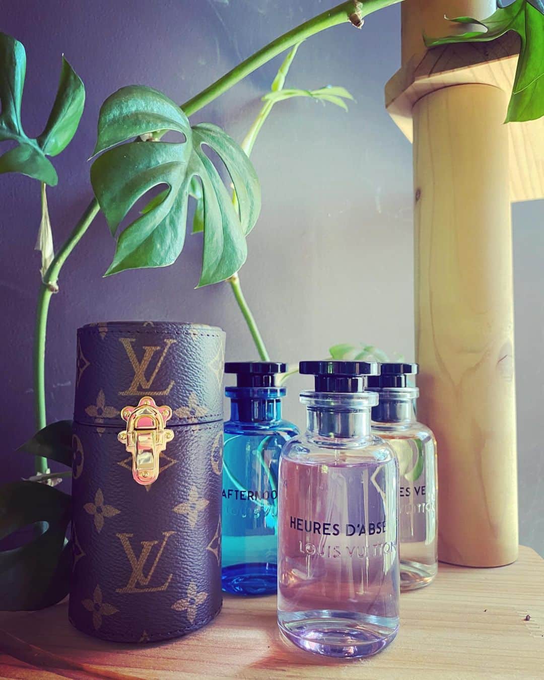 田中杏子さんのインスタグラム写真 - (田中杏子Instagram)「#私の好きなビューティプロダクト  気分を上げてくれる香水チーム💕💕 いまはLouis Vuitton のH'eures d.Absenceがお気に入りです💕💕💕 最近発表されたCELINEの香水。中でもBlack Tieが仲間入り。miumiuのL'EAU ROSEE はすっかり空になるまで使い切りました。  #akotanaka #香水 #louisvuittonperfume #miumiuperfume  #celineperfume」4月19日 22時50分 - akoakotanaka