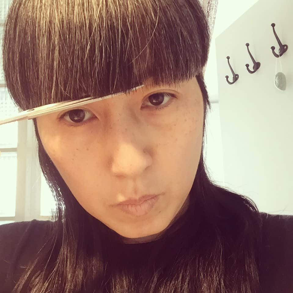 大森美希さんのインスタグラム写真 - (大森美希Instagram)「Lockdown Day 34 🔐  Sunny Sunday🌞 Cut my own bangs at home 💇🏻‍♀️ まさか外出制限になるとは思っていなかったので最後に髪を切ったのは2月下旬。流石に前髪が伸びてどんな作業をするのにも邪魔になったので久しぶりに自分でカット💇🏻‍♀️ どうせ人とも会わないしとりあえず暫くはこれで良し👍  #selfhaircut #lockdown #confinement #paris #france #parislife #bangstyle #fringe #frange #haircut #stayhome #restonscheznous #セルフカット #ヘアカット #自分でカット #前髪カット #セルフィー #セルフポートレート #刈り上げ #刈り上げたい #刈り上げ女子 #グレーヘア #グレイヘア #外出制限 #外出制限中のパリ #パリ #パリ生活 #フランス #うちで過ごそう #家にいるだけで世界は救える」4月19日 22時53分 - mikiomori_