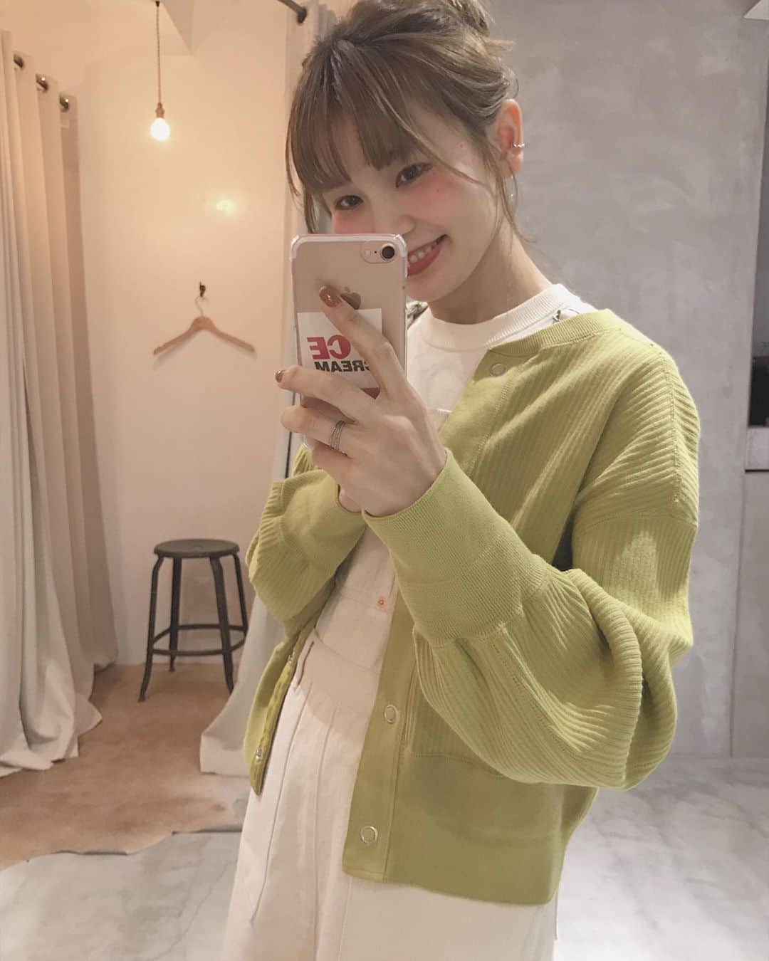 のインスタグラム：「おうち時間が増えて、何して過ごしてますか？😌 . わたしはまだそんなに変わらない毎日なのですが、得意でないお料理でも頑張ろうかなぁ。。 . 昨日はグリーンカレーつくりました🍛（簡単カレーキットで🙄） 必要なスパイス入ってるから、順番にスパイス入れて煮込むだけ😋簡単だけど本格的で美味しいの🕊 . . shinzoneコーデ🤍 ジャンパースカート入荷しました~🙋‍♀️ . . #スパイスとかで煮込んでる動画撮ったのに間違えて消してもた #グリーンカレー #スパイスカレー #shinzone#シンゾーン#サロペットスカート#ジャンパースカート #カーディガン」