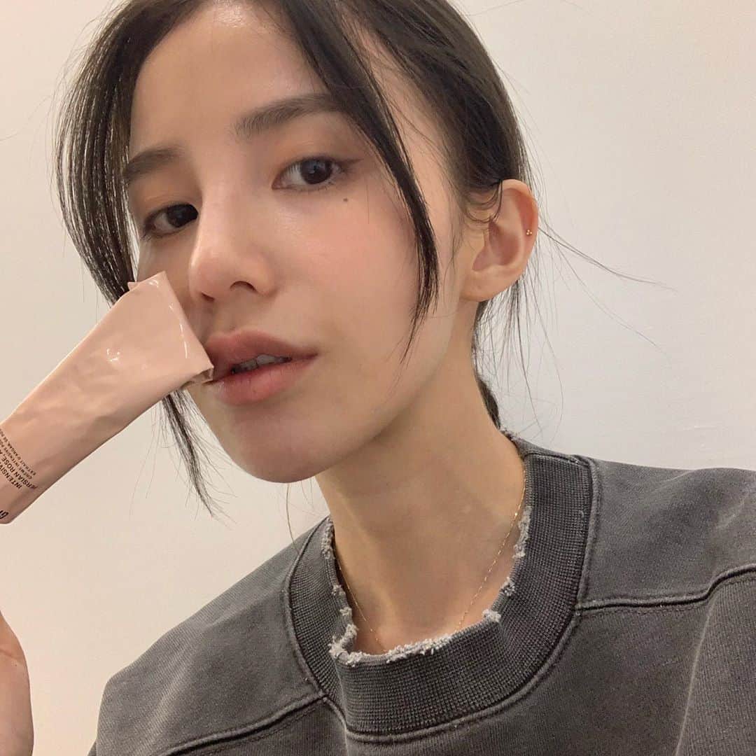 チャン・チュンニンのインスタグラム：「挑東西猶豫不決時 直接挑一個不是量少就是最紅的就對了!! 朝向跟志玲姐姐一年用20多條護手霜邁進」