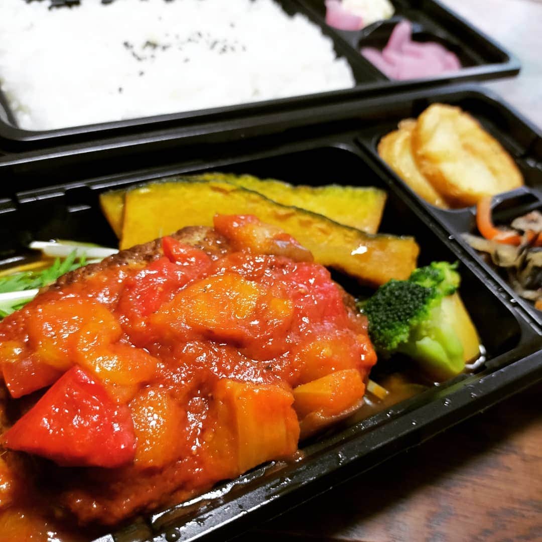 東朋宏さんのインスタグラム写真 - (東朋宏Instagram)「昨日生配信後にもらって帰って食べたお弁当たち‼️ めっちゃ美味かったから2個いっぺんに食っちゃった‼️ さぁ、火曜日もあるからまた貰って帰って来ようかな。。。(笑)  #お弁当 #ハンバーグ #チキンの美味いやつ #次の生配信楽しみ」4月19日 23時21分 - tomohiro_azuma