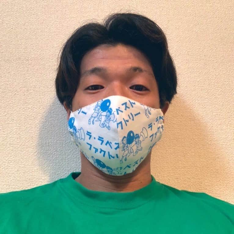 みどりかわたけし（ラ・ラベスト）のインスタグラム：「妹がマスク作ってくれたよ！ 僕の単独ライブのグッズの手ぬぐいで！ 要らない布で作ったんだって！ じょうず！！ 、 、  #みどりかわたけし#おうち時間#手作りマスク#今日の感謝#ものまねjapan#日本代表#浦和レッズ#soccer#futsal#サッカー#フットサル#ケイダッシュステージ#芸人#ララベスト#浅草#人力車#東京力車#俥夫#asakusa#rickshaw」