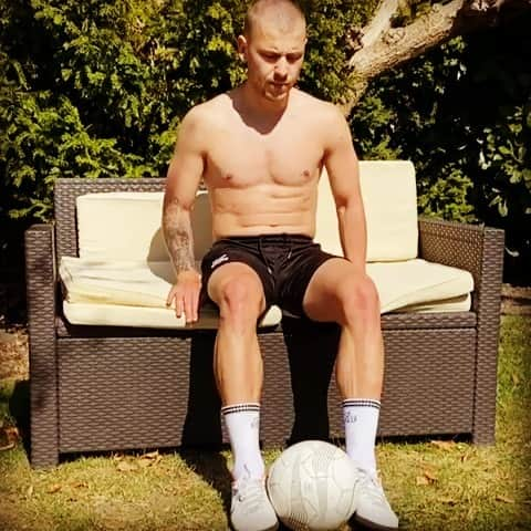 マックス・マイヤーのインスタグラム：「Wie viele Ballkontakte schaffst du in 30 Sekunden? ⚽️☀️ Du musst sitzen!! 🤙🏽 How many touches can you reach in 30 seconds? ⚽️☀️ you have to seat!! 🤙🏽」