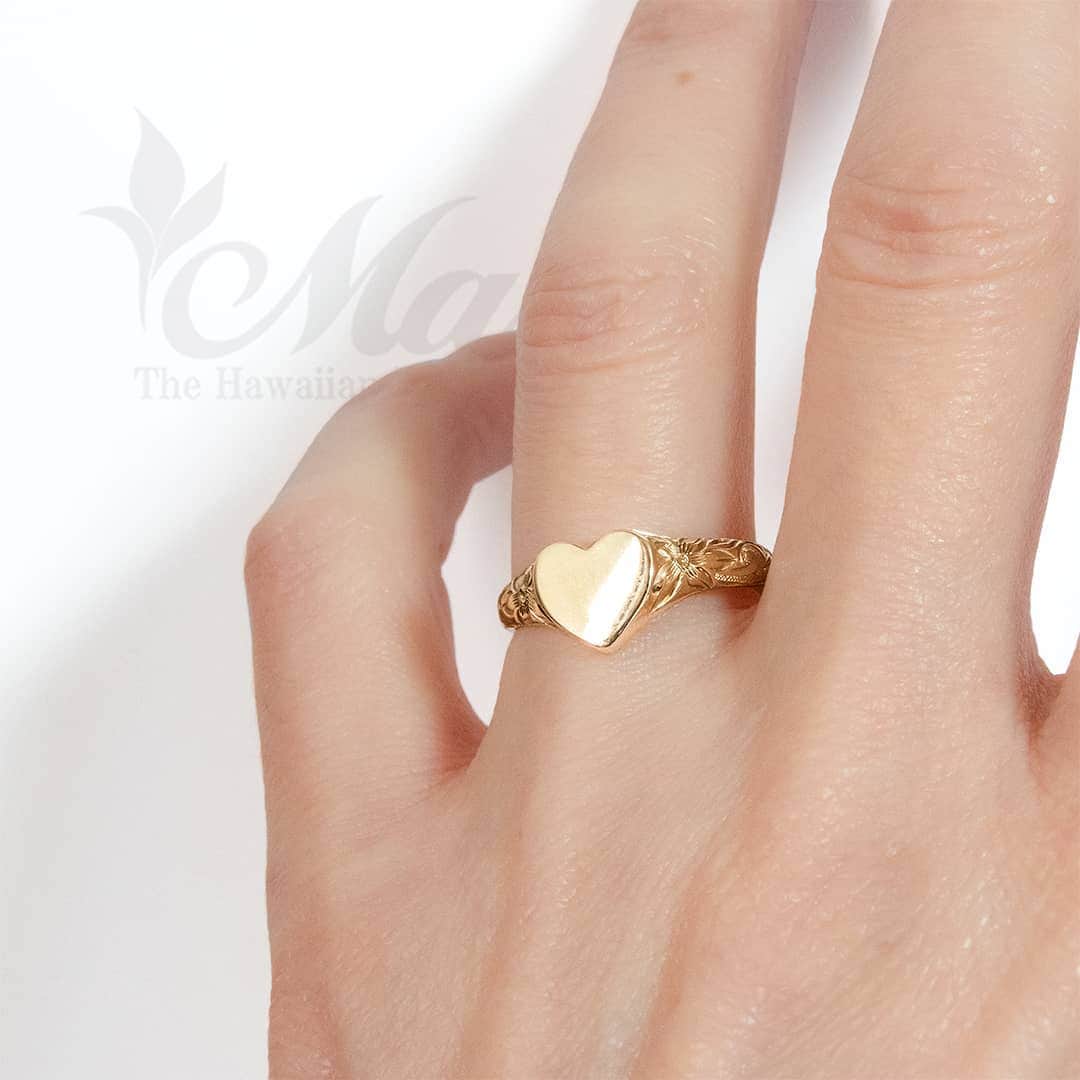のインスタグラム：「Heart motif signet ring engraved traditional Hawaiian design💛🌴💛🌴🤙✨ #maxi #maxihawaiianjewelry #hawaiianjewelry #hawaiianheirloom #engraving #hawaii #hawaiian #ring #signetring #round #square #heart #マキシ #マキシハワイアンジュエリー #ハワイアンジュエリー #ハワイ #ハワイアン #リング #指輪 #シグネットリング」