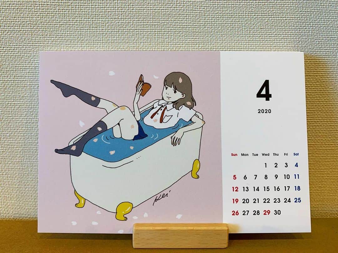 奥田 けいさんのインスタグラム写真 - (奥田 けいInstagram)「ドタバタしていて4月もおわりそうなのですが。。 2020年4月はじまりのカレンダーできました☺️1月か4月始まりしか選べなかった。。 可愛い木のスタンドが着いてます。 5月と11月は新たに描いたイラストです！ 欲しい方もしいらしたらDMお待ちしております☺️」4月19日 23時28分 - kei__okuda