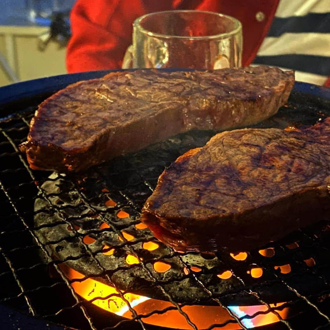 弓月ひろみのインスタグラム：「今夜はお庭でBBQ🍖タンパク質とったから、しっかり筋トレしなきゃ✨  火を見てると癒されるけど、今夜はちょっと肌寒い気温でした🤔明日はもっと寒くなるみたいなので、皆さん気をつけてくださいね✨  #バーベキュー　#うちで過ごそう #うちでたべよう #stayhome  #BBQ」