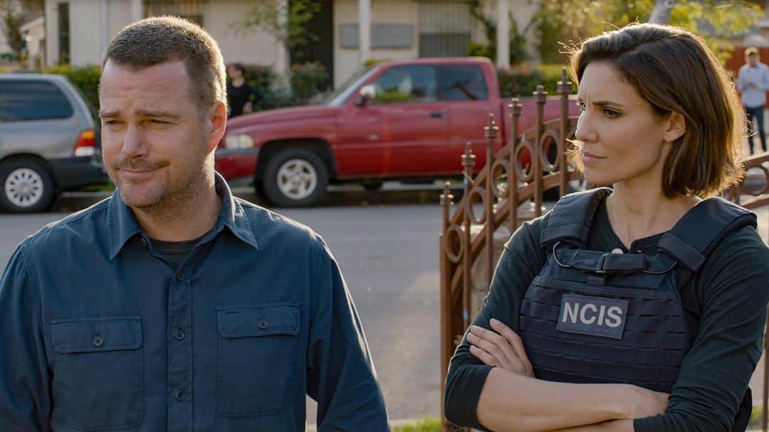 ダニエラ・ルーアのインスタグラム：「Look at this handsome guy! The team is on tonight at 9pm for the second to last episode of season 11 of @ncisla so comooooooooon let’s gooooo 💥💥💥💥💥💥💥💥💥💥 . Olhem para este giraço! Penúltimo episódio da 11a temporada, hoje ás 21h na @cbstv por isso boooooraaaa lááaaaaaaaa 💥💥💥💥💥💥💥💥💥💥💥💥💥💥 . #ncisla @ncisla  #cbs #callen #kensi @chrisodonnell #action #team #boom #squad」