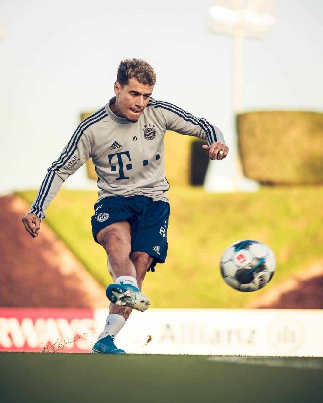 バイエルン・ミュンヘンさんのインスタグラム写真 - (バイエルン・ミュンヘンInstagram)「Not many can strike the ball like @phil.coutinho can. 👌  A free-kick tutorial with the man himself. 🔥 🔗 for the 🎥 in Bio!  #FCBayern #MiaSanMia #Coutinho #Freekicks #Football #futebol」4月19日 23時29分 - fcbayern