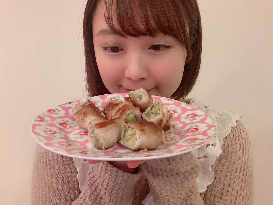 嶋梨夏さんのインスタグラム写真 - (嶋梨夏Instagram)「毎日眉毛以外すっぴんだからカメラアプリ様々だけど、ご飯も美味しそうに見えるフィルターに出会いたい、、😨今日はアボカドの豚肉巻きを作りました👩🏻‍🍳💓我ながらいつも適当に振るお塩の加減が絶妙で美味しくいただきました🥰次は串にさして居酒屋メニューみたいにしたいなぁ🥑✨✨✨ #おうち時間 #うちで過ごそう #うちなに #stayhome #おうちごはん #自炊 #簡単ごはん #アボカド #豚肉 #アボカドの豚肉巻き #アラサー女子 #丸顔 #ショートボブ #ぷに子 #ぽっちゃり女子 #すっぴん #photooftheday #JAPAN #japanesegirl #avex #avexmanagement #instagood #followme #シマリカご飯 #ricashima #嶋梨夏」4月19日 23時32分 - shimarica_jp