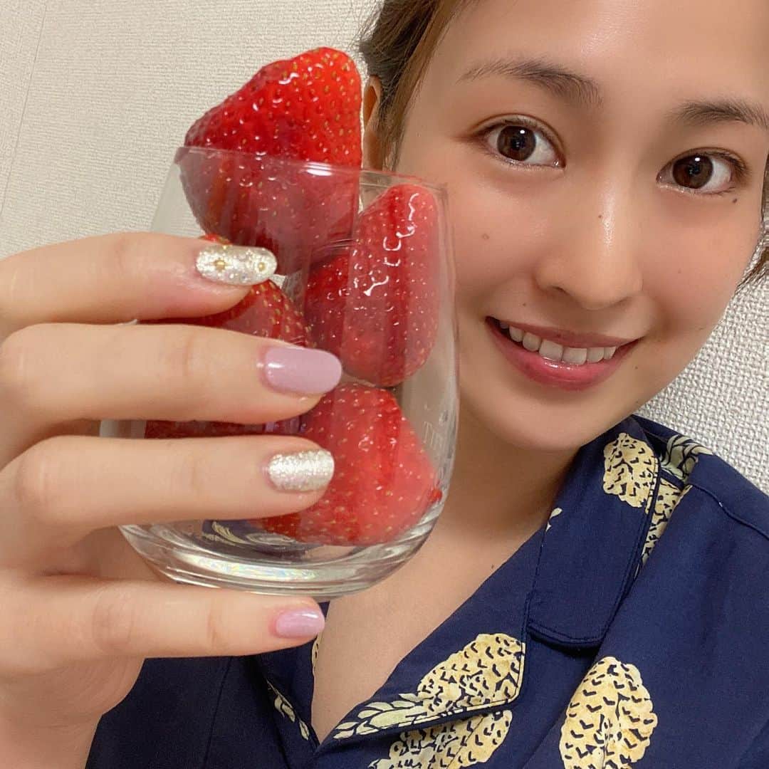 吉江瞳のインスタグラム：「イチゴをグラスに入れてみた😂❤️ パジャマはパイナップル🍍です😂」