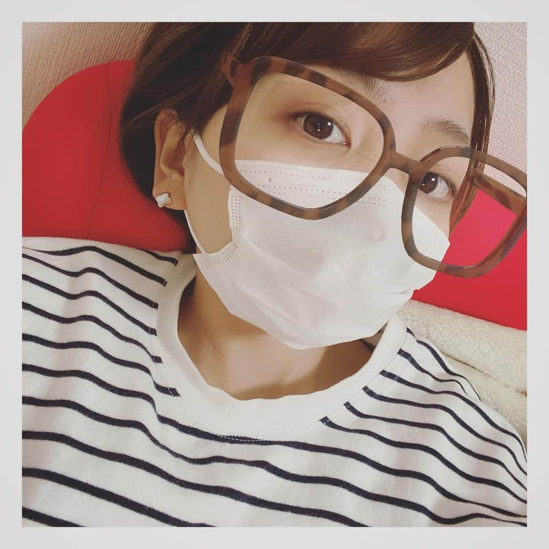 小原好美さんのインスタグラム写真 - (小原好美Instagram)「こんばんはっ。  最近はお部屋を大掃除してます。 なのでお家だけどマスク  皆さんは#お家じかん どうお過ごしですか？ 私は映画観たり、「全員集合」観たり、ドラマ観たり。舞台観たり。 色々しています。  おうちにいてもお芝居は観れるから色々観たい(●´人｀●) #お勉強しなきゃ #変な写真でごめんねw #おうちこはら #すっぴんだからメガネスタンプ」4月19日 23時42分 - konomi_kohara0628