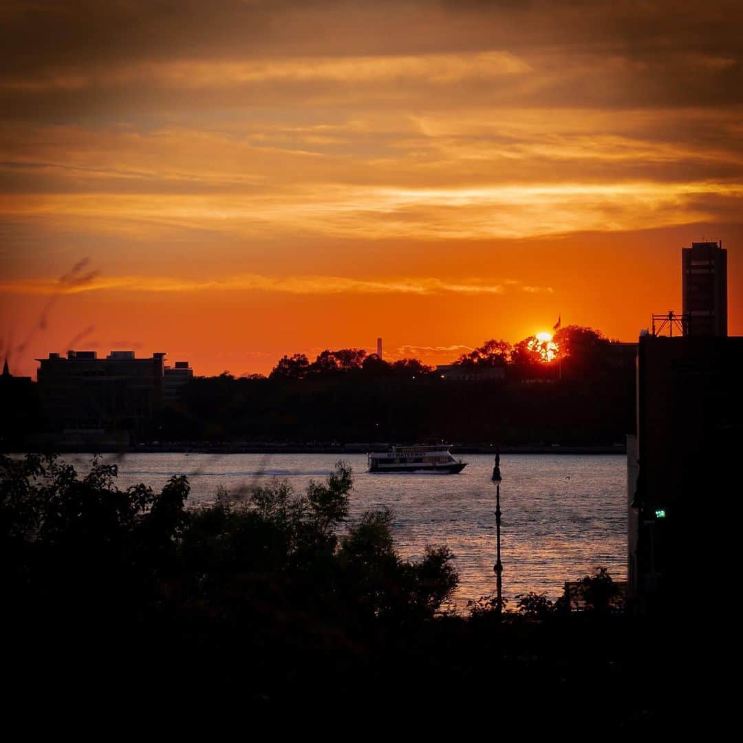 林信行のインスタグラム：「As you could tell, I love sunsets ;-) 夕陽が好きだ。 世界中、ほぼどこでも起こる自然現象なのに、それを前にすると人々がその美しさに心を奪われ、言葉少なくなる。その夕陽にうっとりしている人たちがいっぱいいる状態も含めて夕陽が好きだ。 夕陽や夕焼け（そして日の出）が好きなのは、それを愛でることで、その人の心に余裕があることが確認できるからかも知れない。  東日本大震災の時もそうだったけれど、非日常状態がつづく中、皆が心配が過ぎるあまりに言葉が多くなり、強くなり、それらがぶつかり合うことで、見る範囲も狭くなる…ソーシャルメディアではそんなやりとりが日々、増えている。  でも、ちょっとやそっと騒いでもどうにもならない大きな事態。 本当は一歩引いて大局を見つめる余裕こそが今は大事なのかも知れない。  これまでの夕陽（＋夕焼け＋朝日）ショットの中からお気に入りをまとめてみました。  I love sunsets as well as twilights and sunrises. I enjoy watching them along with the people enjoying it wordlessly.  If people are enjoying it, you could tell they still have plenty of room in their minds.  Under catastrophe (especially in its recovering phase), you see a lot of people disagreeing, quarrelling and showing no rooms in their mind.  Assorted sunsets/sunrises from New York, Milano, Paris, Tokyo, Onomichi and Akanko(Hokkaido).」