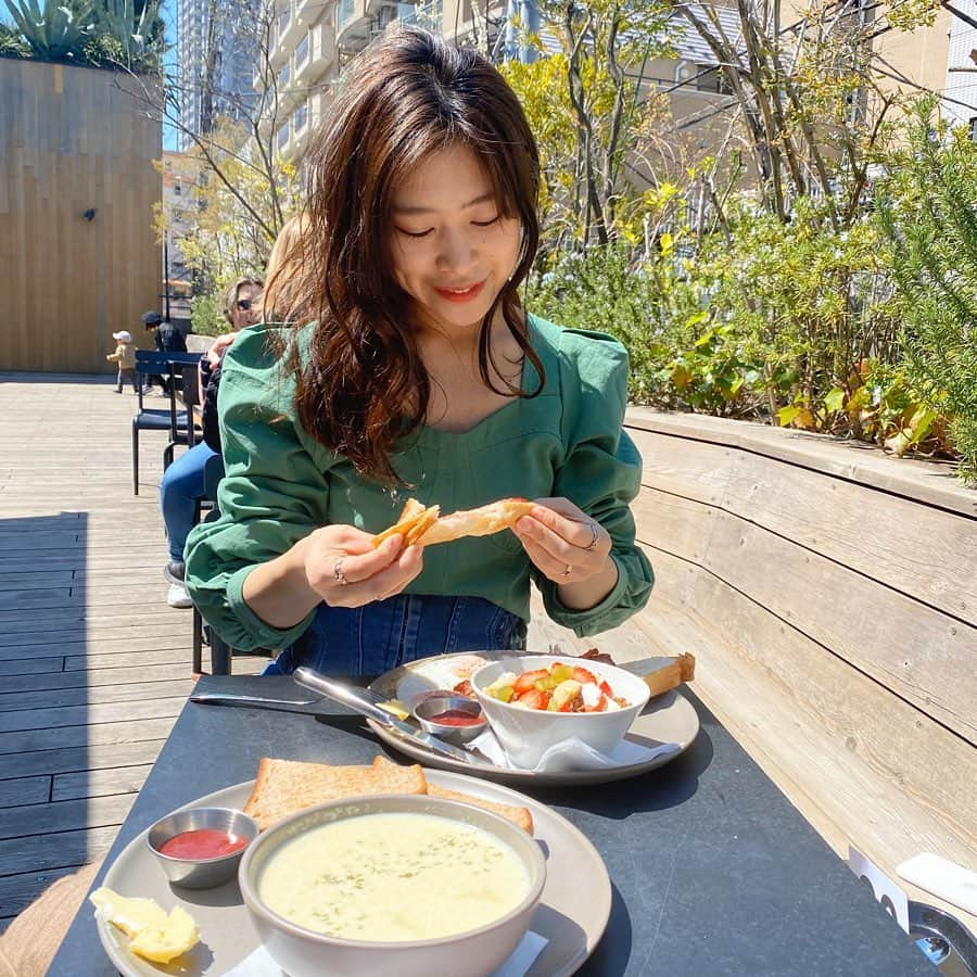 ayumiさんのインスタグラム写真 - (ayumiInstagram)「あ〜 早くまたテラスでごはん食べたいなあ〜🥺🥺💓 あ、ちなみにお洋服は  @comomi_official  だよん🥰👗 キャンペーンも始まってるから チェックしてみてね〜🐵🍎 #comomi!#コモミ」4月19日 23時56分 - ayupichikitchen