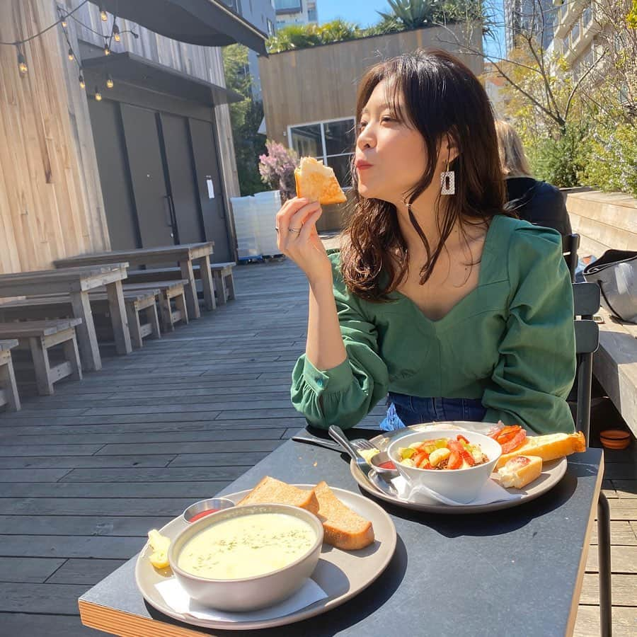 ayumiさんのインスタグラム写真 - (ayumiInstagram)「あ〜 早くまたテラスでごはん食べたいなあ〜🥺🥺💓 あ、ちなみにお洋服は  @comomi_official  だよん🥰👗 キャンペーンも始まってるから チェックしてみてね〜🐵🍎 #comomi!#コモミ」4月19日 23時56分 - ayupichikitchen