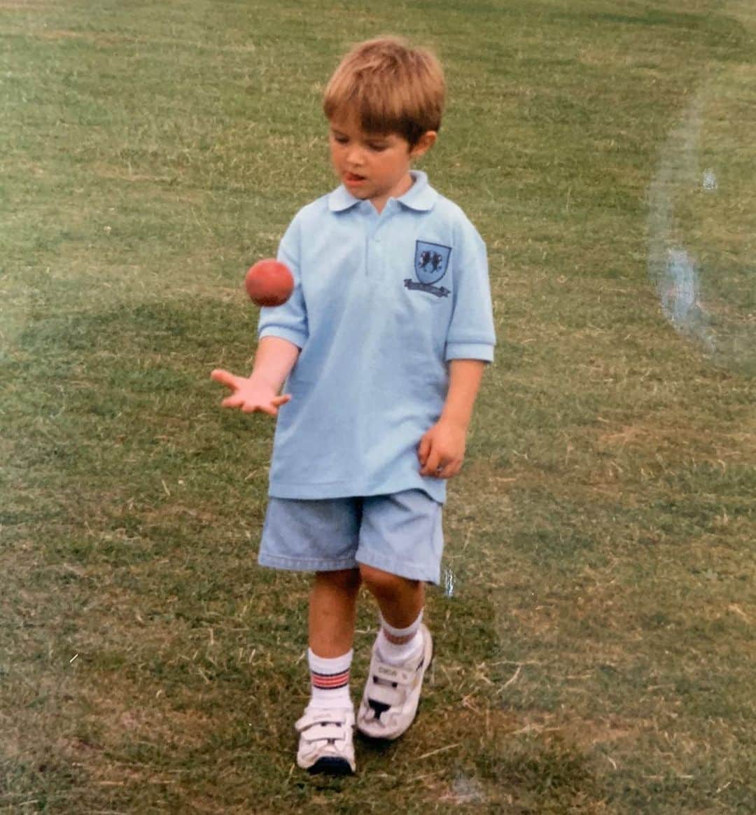 サム・ウォーカーのインスタグラム：「Legend has it I delivered this over just like Flintoff did to Kallis in ‘08. 🏏👶🏻」