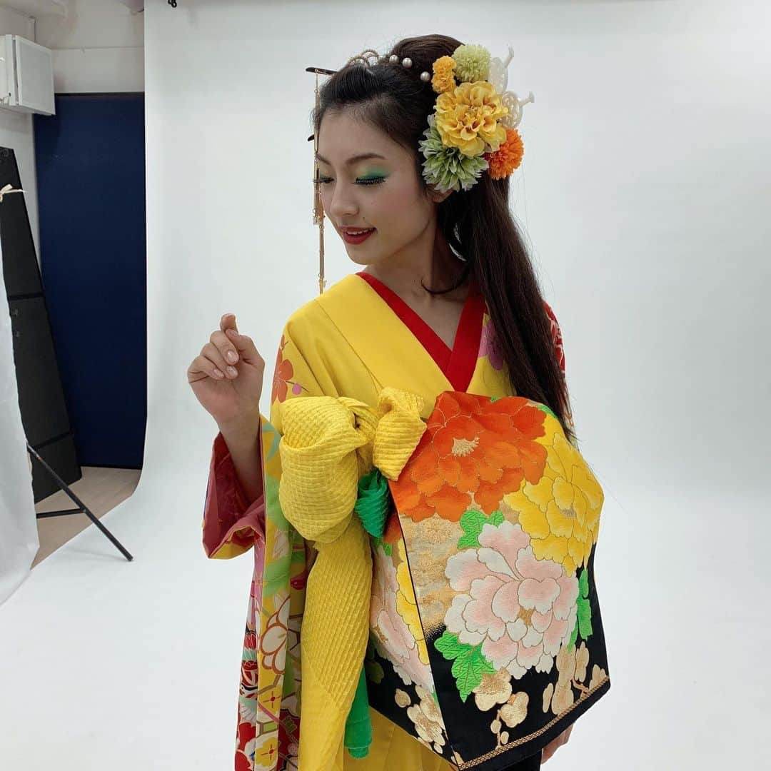 橋本聖子さんのインスタグラム写真 - (橋本聖子Instagram)「オフショット📸☀️ @studio_nanairo . メイクも春の新緑をイメージしていて、緑や黄色のアイシャドウが塗られてます👀💚✨ . #スタジオ七色 #花魁 #撮影」4月20日 0時00分 - _seikohashimoto