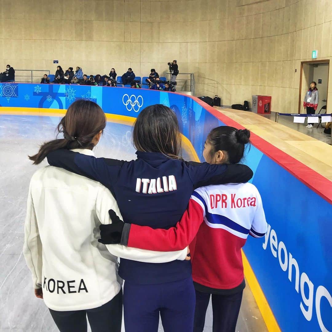 ヴァレンティーナ・マルケイのインスタグラム：「FROM THE ARCHIVES: PYEONGCHANG OLYMPICS 2018  Gli atleti della squadra coreana, che raggruppa Corea del Nord e Corea del Sud, hanno sfilato insieme a Pyeongchang, in occasione della cerimonia di apertura dei Giochi Olimpici Invernali, e sotto un'unica bandiera che raffigura l'intera penisola coreana in blu su sfondo bianco. Momento storico, LO SPORT che UNISCE. ( foto scattata in uno degli allenamenti ufficiali a Pyeongchang. Protagoniste le due pattinatrici di coppia di artistico della Korea del sud e della Korea del nord)」