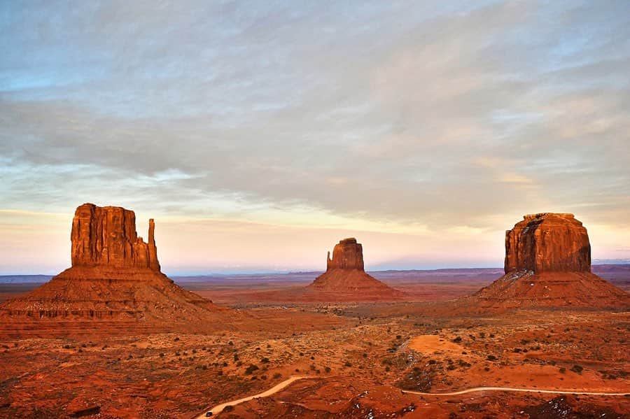 北村彩乃のインスタグラム：「📍Monument Valley 🇺🇸 . PERFECT SUNSET VIEWS! . . #振り返り投稿 #throwback  #monumentvalley #misstraveling #takemeback #utahgram #nationalpark #sunsetphotography #nikonphotography #worldtraveler #instatravel #travelgram #travelholic #モニュメントバレー　#ナショナルパーク　#アメリカ旅行 #タビジョ　#旅行好きな人と繋がりたい #自然が好きな人と繋がりたい」