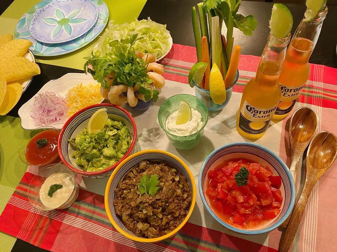 谷中麻里衣さんのインスタグラム写真 - (谷中麻里衣Instagram)「Tacos using the beautiful bowls I got in Morocco 💕 . モロッコの陶器でタコス🌮 お皿の内側も可愛いから頑張って完食しました😊 3人には少し多かったかな！笑 . モロッコの職人さん皆すごかったけど、タジン鍋の人に感動🥺 目測で鍋と蓋がジャストフィットするようにつくってて✨ . #料理 #タコス #タコスパーティー #モロッコ #モロッコ旅行 #麻里衣ごはん #artnaji #coronabeer #tacos」4月20日 0時15分 - marieyanaka