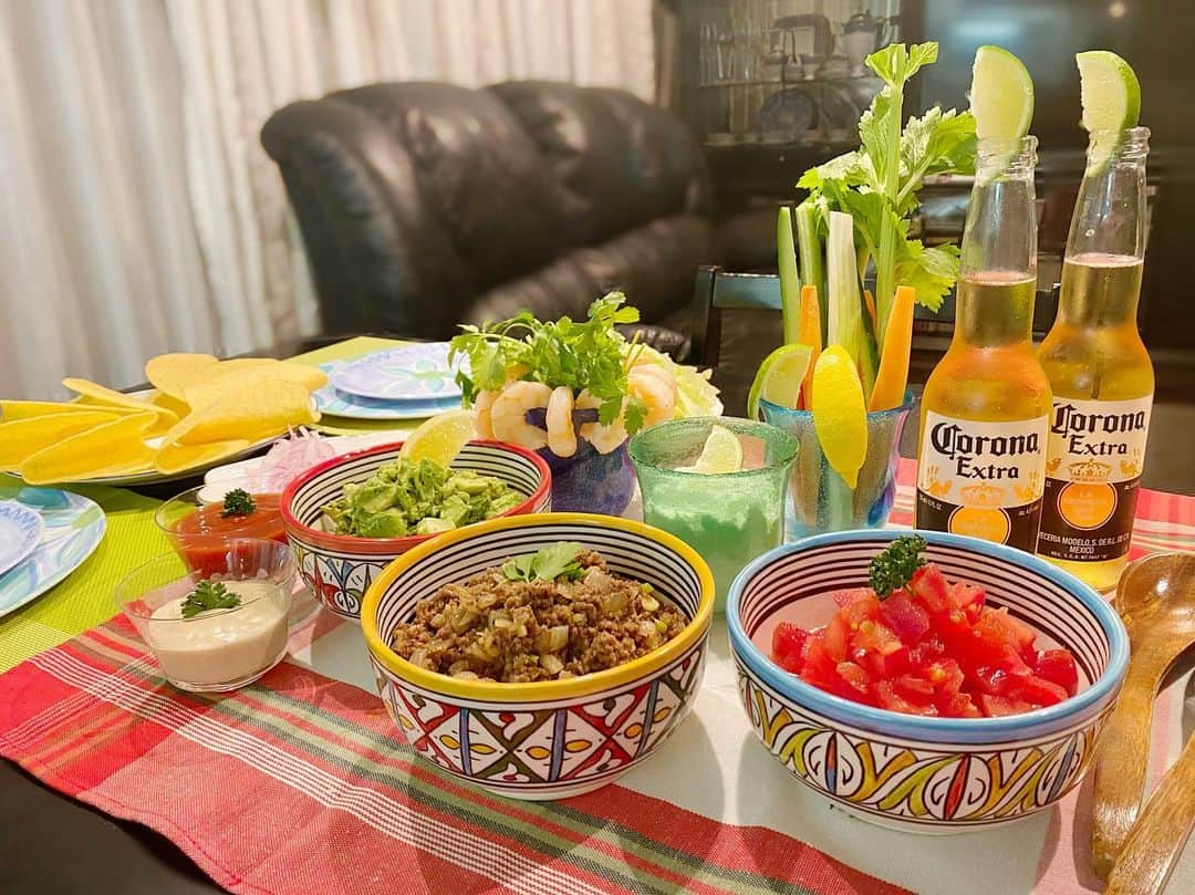 谷中麻里衣さんのインスタグラム写真 - (谷中麻里衣Instagram)「Tacos using the beautiful bowls I got in Morocco 💕 . モロッコの陶器でタコス🌮 お皿の内側も可愛いから頑張って完食しました😊 3人には少し多かったかな！笑 . モロッコの職人さん皆すごかったけど、タジン鍋の人に感動🥺 目測で鍋と蓋がジャストフィットするようにつくってて✨ . #料理 #タコス #タコスパーティー #モロッコ #モロッコ旅行 #麻里衣ごはん #artnaji #coronabeer #tacos」4月20日 0時15分 - marieyanaka