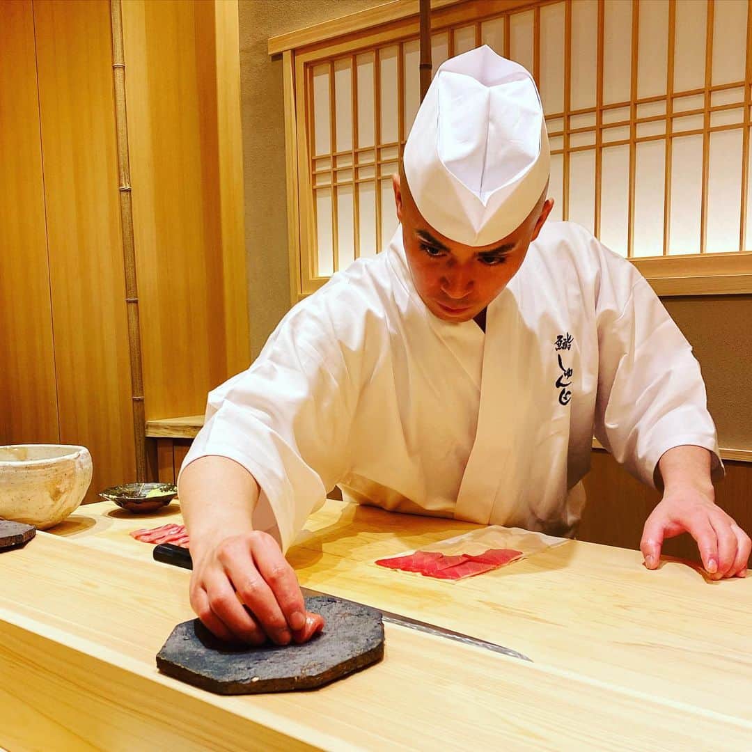 Masayasu Moritaのインスタグラム：「#鮨さいとう の個室を預かっていた @sushi_shun が遂に個室改装を期に同じ場所で独立。  #鮨 さいとうを継承するだけでなく、独自の想いもしっかり反映されていました。  間違いなく、#ミシュラン を獲得するであろう遺伝子を感じました。  #独立 のお祝いも渡してきましたw  #もりたま飯 #foodie #foodgasm #foodphotography #foodstagram #美食 #グルメ #foodporn #instaeats #instafood #toprestaurants #snapyummy #eeeeeats #eattheworld #instafoodie #toptokyorestaurants #tokyogourmet #wheretoeattokyo #tokyorestaurants #tokyoeats #japanesefood」