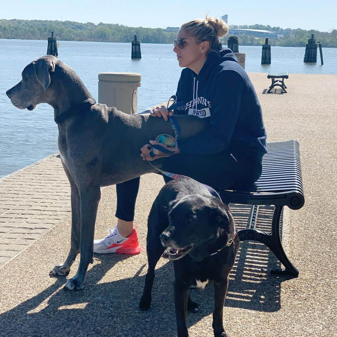 エレーナ・デレ・ダンさんのインスタグラム写真 - (エレーナ・デレ・ダンInstagram)「These two (@thewrigleydelledonne and Rasta) plus water make me grateful for our beautiful daily walks...oh and I guess @mandadelle too ☺️」4月20日 0時33分 - de11edonne