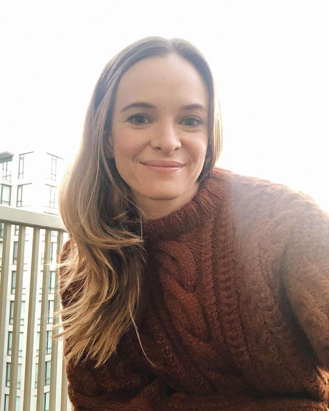 ダニエル・パナベイカーのインスタグラム：「Smile pass it on 🙂」