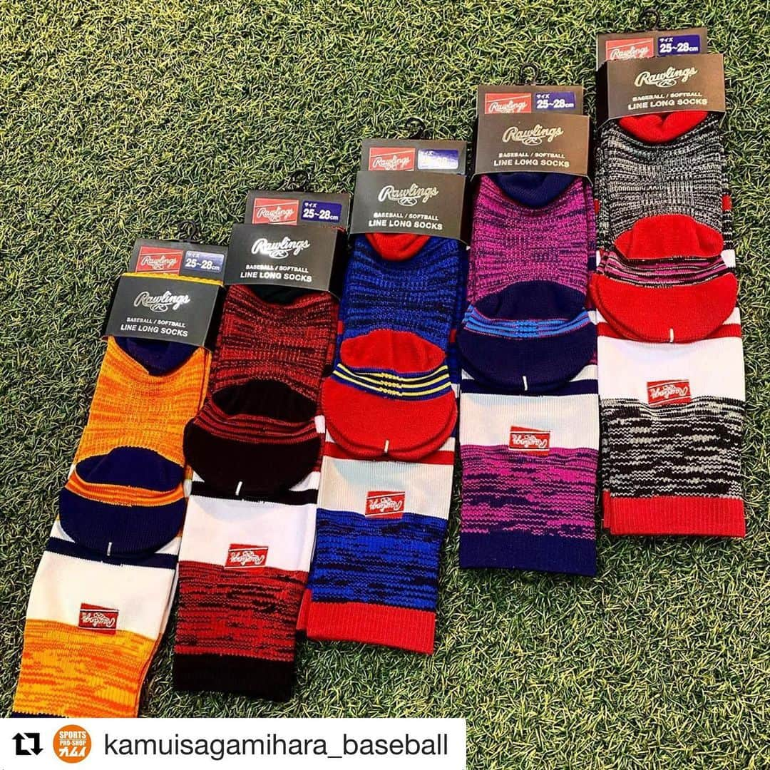 Rawlings Japanさんのインスタグラム写真 - (Rawlings JapanInstagram)「#Repost @kamuisagamihara_baseball with @get_repost ・・・ 注目商品ご紹介‼️﻿ ﻿ ▪️ローリングス　ラインミックスロングソックス﻿ 品番:AAS9S04﻿ ¥1,490(税抜)﻿ ﻿ 野球、ソフトボールへの新しい提案❗️﻿ 試合、練習試合のチーム用ソックスとしめ個性をアピールしたスライディングから膝を守るロング丈設計。﻿ ﻿ ８つの特徴(着圧設計、甲メッシュ、爪先パイル、ヒールホールド、ワイドヒール、かかとパイル、母指球パイル)﻿ で履き心地が最高✨﻿ そして何よりデザイン性がありグラウンドでの注目の的に！﻿ ﻿ おしゃれをするにはまず足元から⚾️﻿ ﻿ 現在は5色展開ですがご要望等ございましたら展開を増やさせていただきます！﻿ ﻿ 是非店頭にてお待ちしております🙇🏻‍♂️﻿ ﻿ #スポーツカムイ﻿ #スポーツカムイ相模原店﻿ #大学野球 #高校野球 #中学野球 #少年野球 #草野球﻿ #野球 #ベースボール #ソフトボール﻿  #BSS #RGGC #ミズノ #アシックス #ゼット #SSK #ローリングス #ウィルソン #ワールドペガサス #ザナックス　#デサント #玉澤 #アンダーアーマー #マジェスティック #レワード #ミツワタイガー #ナイキ #アディダス #ハイゴールド﻿ @rawlings_japan_llc」4月20日 12時10分 - rawlings_japan_llc