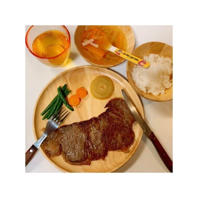 金澤朋子さんのインスタグラム写真 - (金澤朋子Instagram)「昨日の金澤家の晩ご飯はステーキでした🥩🍴美味しかったなぁ。 . 私はよく焼き派なのでいつもウェルダン。皆さんは「レア」「ミディアム」「ウェルダン」どれが好きですか？ウェル、ブルー、、なんて方もいるのかな？ . #juicejuice #金澤朋子 #おうち時間  #ステーキ #レア #ミディアム #ウェルダン」4月20日 10時48分 - tomoko_kanazawa.official